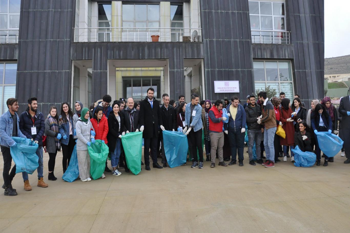 Öğrenciler "Temiz Çevre" için atık topladı